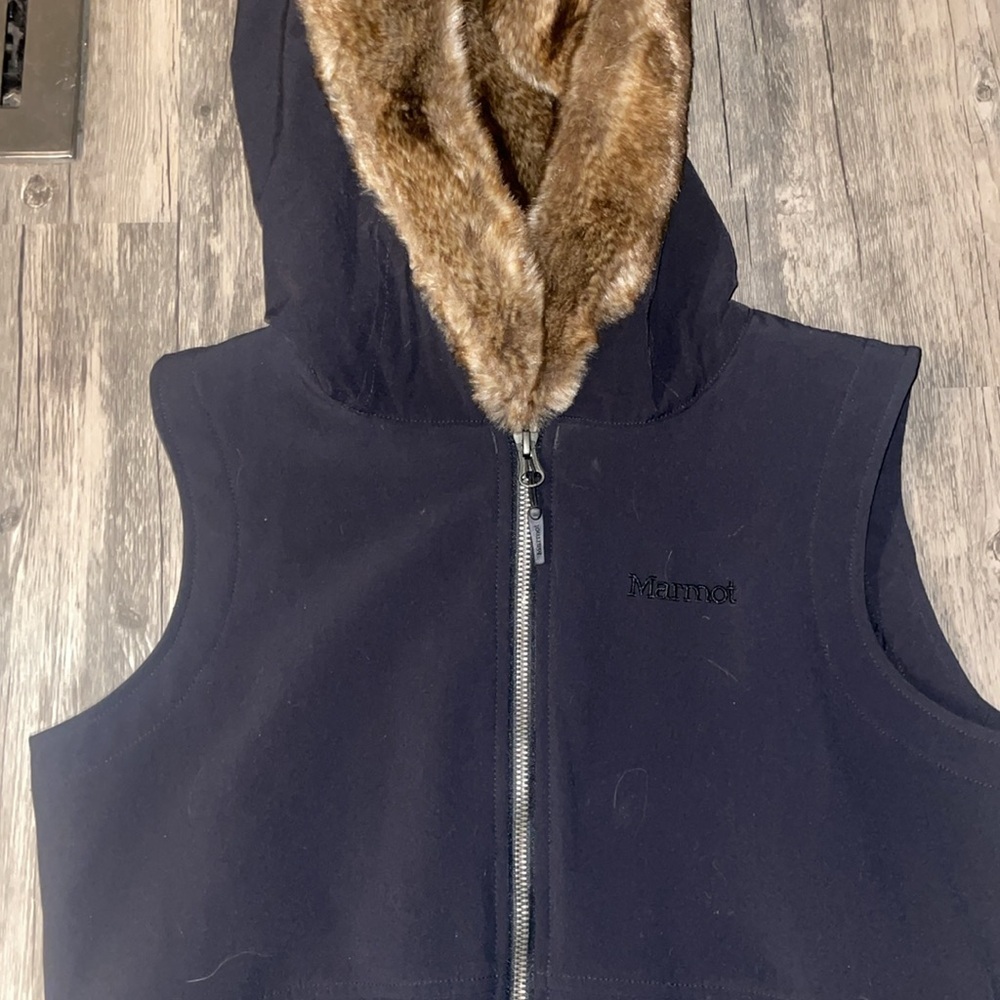 Marmot small / woman’s Black Zip Softshell Fleece-Lined Vest Faux Fur Trim Hood - Picture 4 of 9